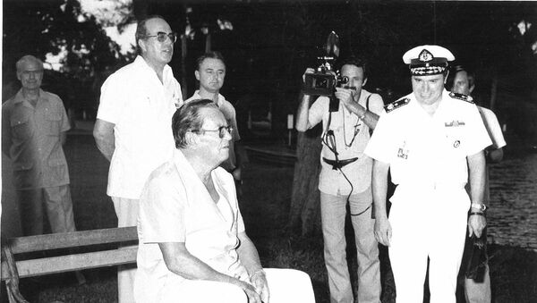 Havana 1979. Tito sedi na klupi dok ga Žika Milovanović snima isto veče kada je izazvao kurcšlus za vreme večere sa Kastrom. - Sputnik Srbija