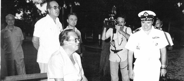 Havana 1979. Tito sedi na klupi dok ga Žika Milovanović snima isto veče kada je izazvao kurcšlus za vreme večere sa Kastrom. - Sputnik Srbija