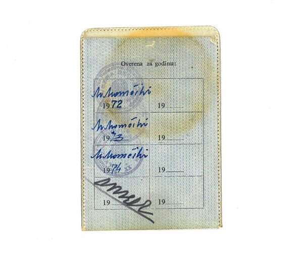 Полеђина легитимације Жике Миловановића на којој му је Тито дао аутограм. Легитимација се продужавала сваке године. Од тренутка када му се Тито потписао на њу, продужетак више није био потребан. - Sputnik Србија