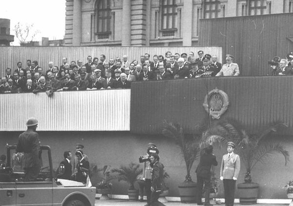  Парада поводом Дана победе 9. маја 1975. Жика Миловановић са камером стоји испод свечане ложе. - Sputnik Србија