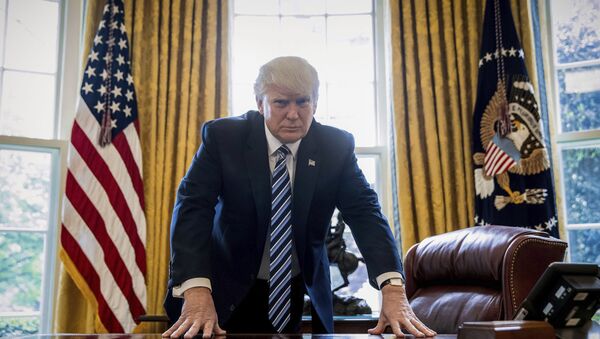 Predsednik SAD Donald Tramp u Ovalnoj sobi Bele kuće u Vašingtonu - Sputnik Srbija