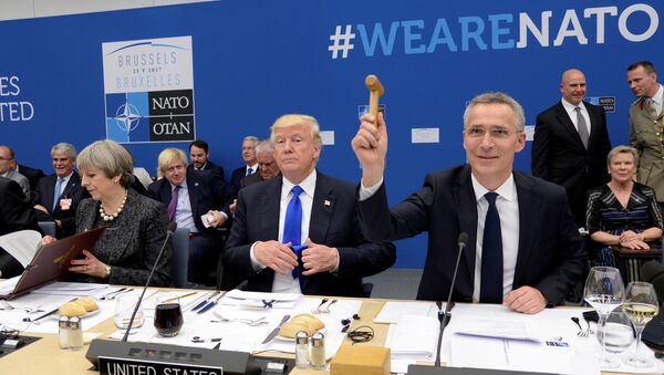 Британска премијерка Тереза Меј, председник САД Доналд Трамп и генерални секретар НАТО-а Јенс Столтенберг на самиту НАТО-а у Бриселу - Sputnik Србија