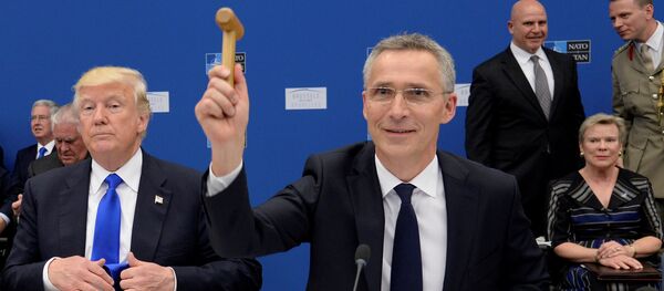 Британска премијерка Тереза Меј, председник САД Доналд Трамп и генерални секретар НАТО-а Јенс Столтенберг на самиту НАТО-а у Бриселу Британска премијерка Тереза Меј, председник САД Доналд Трамп и генерални секретар НАТО-а Јенс Столтенберг на самиту НАТО-а у Бриселу - Sputnik Србија