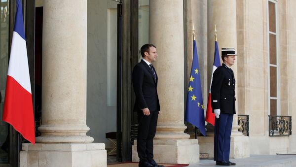 Председник Француске Емануел Макрон дочекује госте на улазу у Јелисејску палату у Паризу - Sputnik Србија
