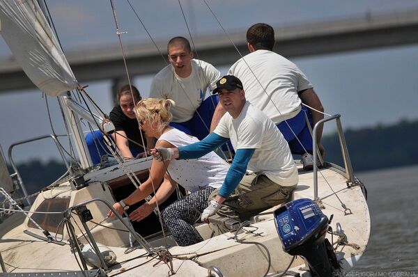 Посада брода „Академац“ који је освојио четврто место у класи „крсташ“. Тај брод био је домаћин Спутњику другог дана 19. меморијалне једриличарске регате „Зоран Радосављевић“. - Sputnik Србија