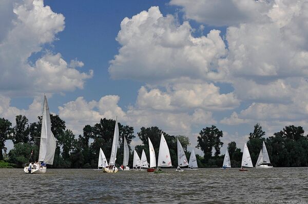 Другог, такмичарског дана регате, готово да није било ветра, али то није био проблем за искусне једриличаре. - Sputnik Србија