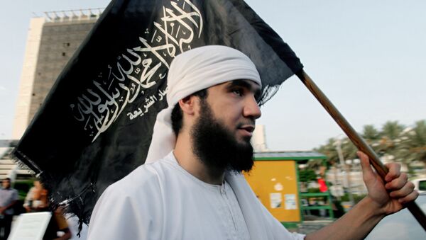 Pripadnik libijske terorističke grupe Ansar al-Šerijat nosi zastavu organizacije. - Sputnik Srbija