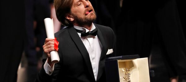 Švedski režiser Ruben Ostlund prima Zlatnu palmu u Kanu. Švedski režiser Ruben Ostlund prima Zlatnu palmu u Kanu. - Sputnik Srbija