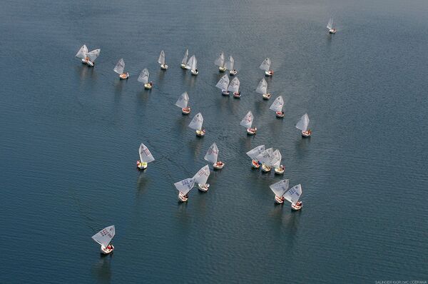 Регату „Зоран Радосављевић“ из ваздуха је пратио и хеликоптер Војске Србије, чија је посада очигледно имала најлепши поглед на регату. - Sputnik Србија