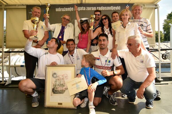 Победници регате у свим категоријама. Победа је на овом такмичењу најмање важна, важно је сећање на храброг пилота Зорана Радосављевића, кажу учесници. - Sputnik Србија