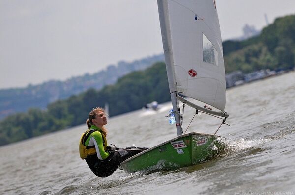 Једрење је сјајан спорт јер продубљује односе међу људима, кажу они који једре у екипи. Има и оних који мисле другачије, да је најлепше осетити ветар — кад си сам. - Sputnik Србија