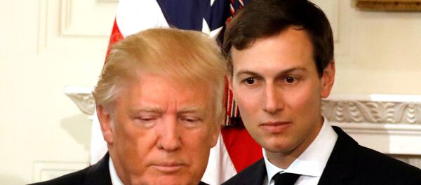Председник САД Доналд Трамп и његов саветник и зет Џаред Кушнер долазе на састанак са представницима индустрије у Вашингтону - Sputnik Србија