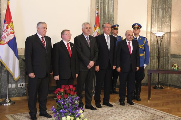 Tomislav Nikolić sa ambasadorima Belorusije, Rusije i Azerbejdžana. Tomislav Nikolić sa ambasadorima Belorusije, Rusije i Azerbejdžana. - Sputnik Srbija