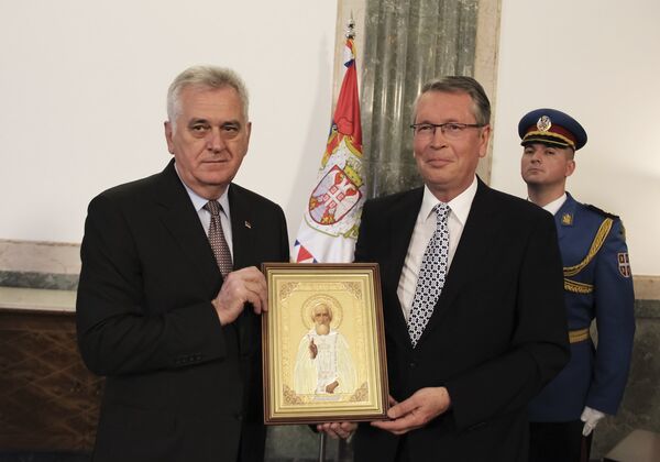 Ambasador Rusije Aleksandar Čepurin uručuje predsedniku Srbije Tomislavu Nikoliću ikonu koju je osveštao patrijarh moskovski i sve Rusije Kiril. Ambasador Rusije Aleksandar Čepurin uručuje predsedniku Srbije Tomislavu Nikoliću ikonu koju je osveštao patrijarh moskovski i sve Rusije Kiril. - Sputnik Srbija