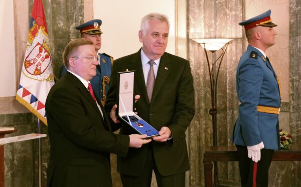 Tomislav Nikolić uručuje orden ambasadoru Belorusije Vladimiru Čuševu. Tomislav Nikolić uručuje orden ambasadoru Belorusije Vladimiru Čuševu. - Sputnik Srbija