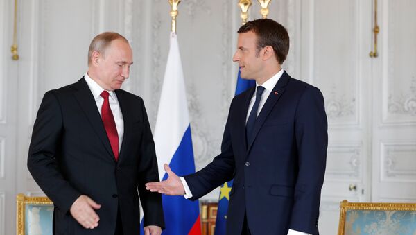 Predsednik Rusije Vladimir Putin i predsednik Francuske Emanuel Makron pre početka sastanka u Versaju - Sputnik Srbija