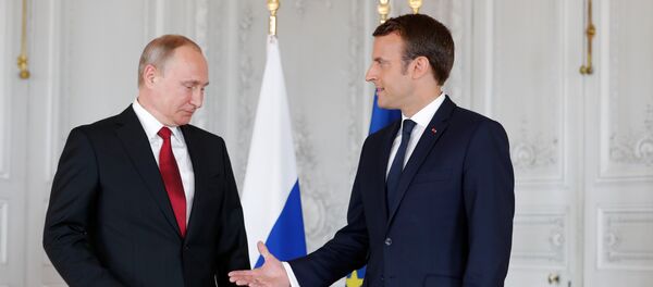 Председник Русије Владимир Путин и председник Француске Емануел Макрон пре почетка састанка у Версају - Sputnik Србија