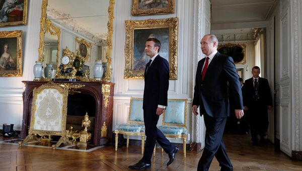 Ruski predsednik Vladimir Putin i francuski predsednik Emanuel Makron u Versaju - Sputnik Srbija