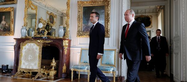 Руски председник Владимир Путин и француски председник Емануел Макрон у Версају - Sputnik Србија