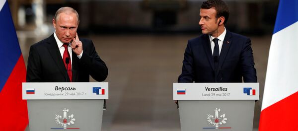 Руски председник Владимир Путин и француски председник Емануел Макрон у Версају на конференцији за медије - Sputnik Србија