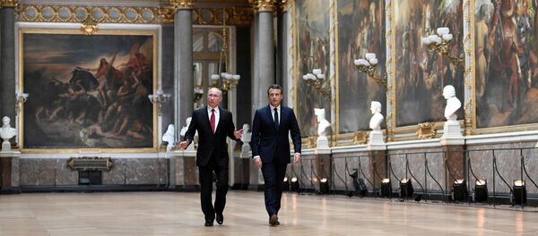 Ruski predsednik Vladimir Putin i francuski predsednik Emanuel Makron u Versaju, Pariz, Francuska. - Sputnik Srbija