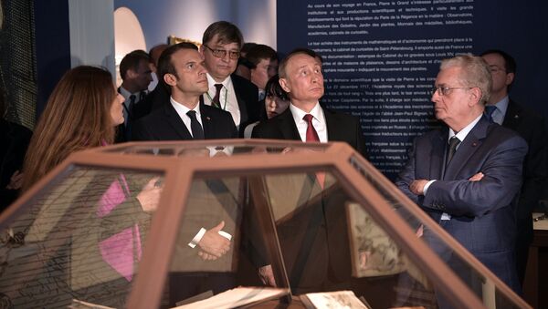 Председници Франсуцке и Русије, Емануел Макрон и Владимир Путин, обишли су изложбу којом се обележава 300 година од доласка у Париз руског цара Петра Великог. - Sputnik Србија
