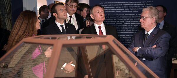 Председници Франсуцке и Русије, Емануел Макрон и Владимир Путин, обишли су изложбу којом се обележава 300 година од доласка у Париз руског цара Петра Великог. - Sputnik Србија