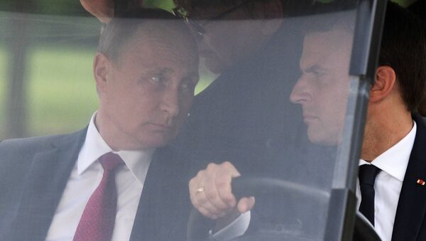 Predsednici Rusije i Francuske Vladimir Putin i Emanuel Makron u električnom vozilu za golf u Versaju - Sputnik Srbija