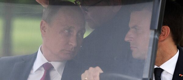 Predsednici Rusije i Francuske Vladimir Putin i Emanuel Makron u električnom vozilu za golf u Versaju - Sputnik Srbija