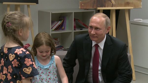 Vladimir Putin posetio Ruski kulturni centar u Parizu - Sputnik Srbija