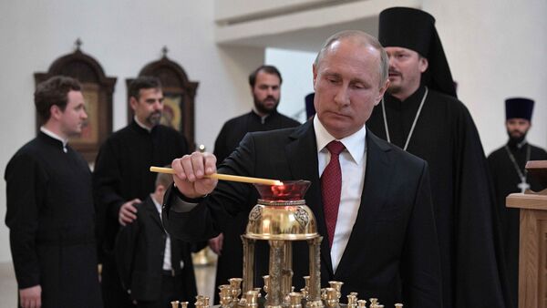 Председник Русије Владимир Путин пали свећу у Руском културно-духовно центру у Паризу - Sputnik Србија
