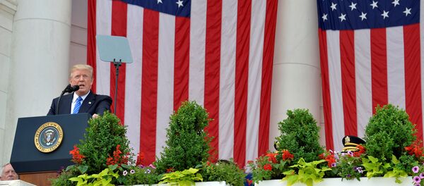 Predsednik SAD Donald Tramp govori na Nacionalnom groblju u Arlingtonu - Sputnik Srbija