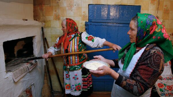 Две бабушке пеку хлеб - Sputnik Србија