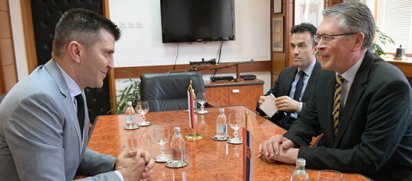 Министар одбране Зоран Ђорђевић и амбасадор РФ у Београду Александар Чепурин - Sputnik Србија