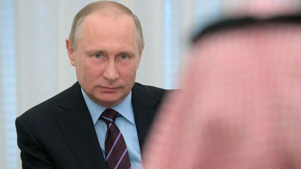 Predsednik Rusije Vladimir Putin sa zamenikom premijera i ministrom odbrane Saudijske Arabije Muhamedom bin Salmanom el Saudom - Sputnik Srbija