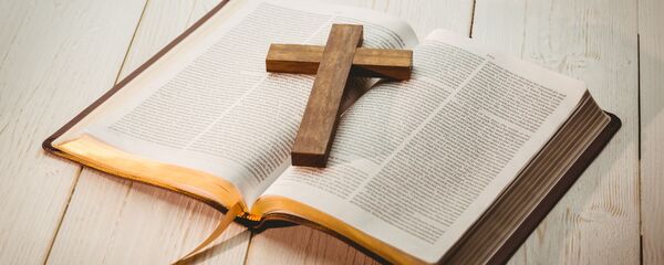 Крст и Библија - Sputnik Србија