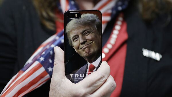 Портрет америчког председника Доналда Трампа на екрану мобилног телефона - Sputnik Србија