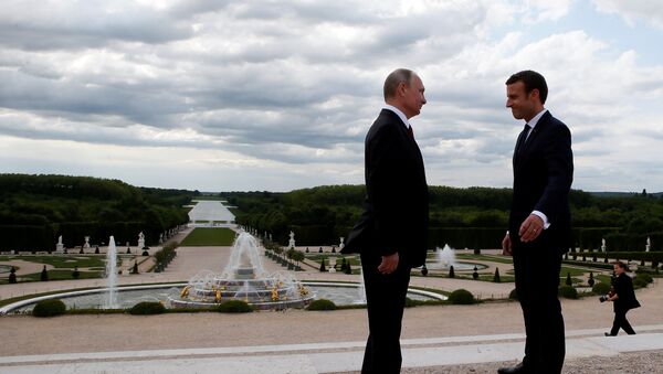 Predsednici Rusije i Francuske, Vladimir Putin i Emanuel Makron u Versaju - Sputnik Srbija