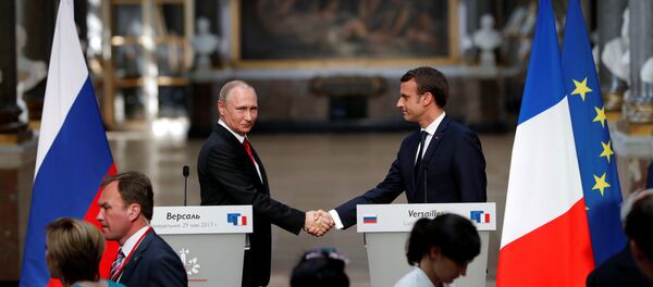 Predsednici Rusije i Francuske, Vladimir Putin i Emanuel Makron na zajedničkoj konferenciji za medije u Versaju - Sputnik Srbija