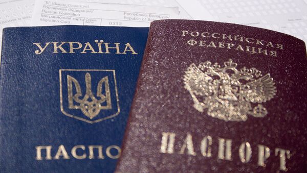 Украијнски и руски пасош - Sputnik Србија
