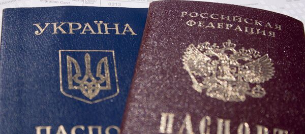 Украијнски и руски пасош - Sputnik Србија