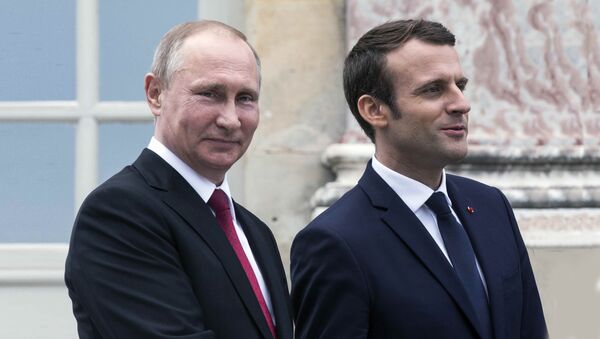Predsednici Rusije i Francuske, Vladimir Putin i Emanuel Makron - Sputnik Srbija