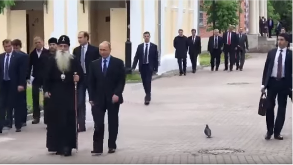 Vladimir Putin sa golubom - Sputnik Srbija
