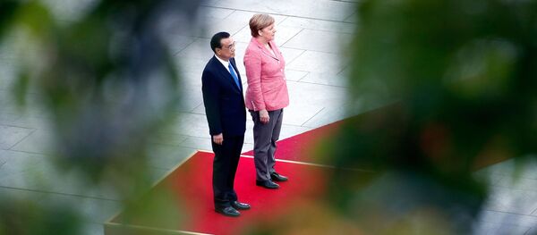 Ли Кећанг и Ангела Меркел Ли Кећанг и Ангела Меркел - Sputnik Србија