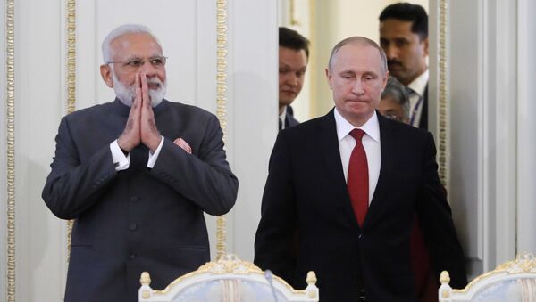 Премијер Индије Нарендра Моди и председник Русије Владимир Путин на састанку у Санкт Петербургу - Sputnik Србија