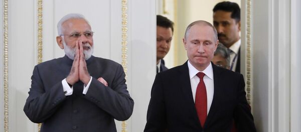 Premijer Indije Narendra Modi i predsednik Rusije Vladimir Putin na sastanku u Sankt Peterburgu - Sputnik Srbija