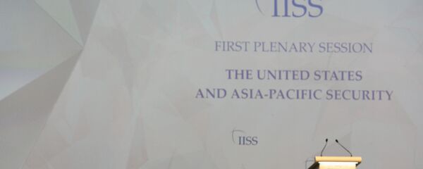 Радник припрема столице за учеснике Дијалога Шангри-Ла у Сингапуру - Sputnik Србија