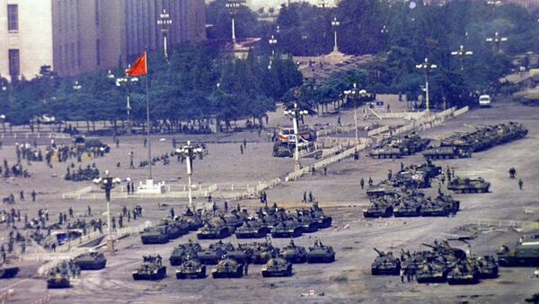 Kineske trupe i tenkovi okupljeni na Trgu Tjenanmen tokom prodemokratskih protesta u Pekingu u junu 1989. godine - Sputnik Srbija