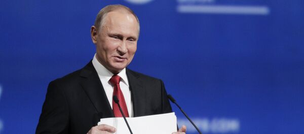 Председник Русије Владимир Путин одговара на питања на Међународном економском форуму у Санкт Петербургу Председник Русије Владимир Путин одговара на питања на Међународном економском форуму у Санкт Петербургу - Sputnik Србија