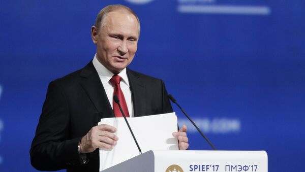 Председник Русије Владимир Путин одговара на питања на Међународном економском форуму у Санкт Петербургу - Sputnik Србија